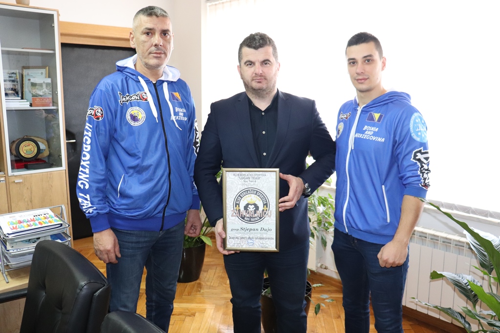 Lugan tim  dodijelio načelniku Duji zahvalnicu