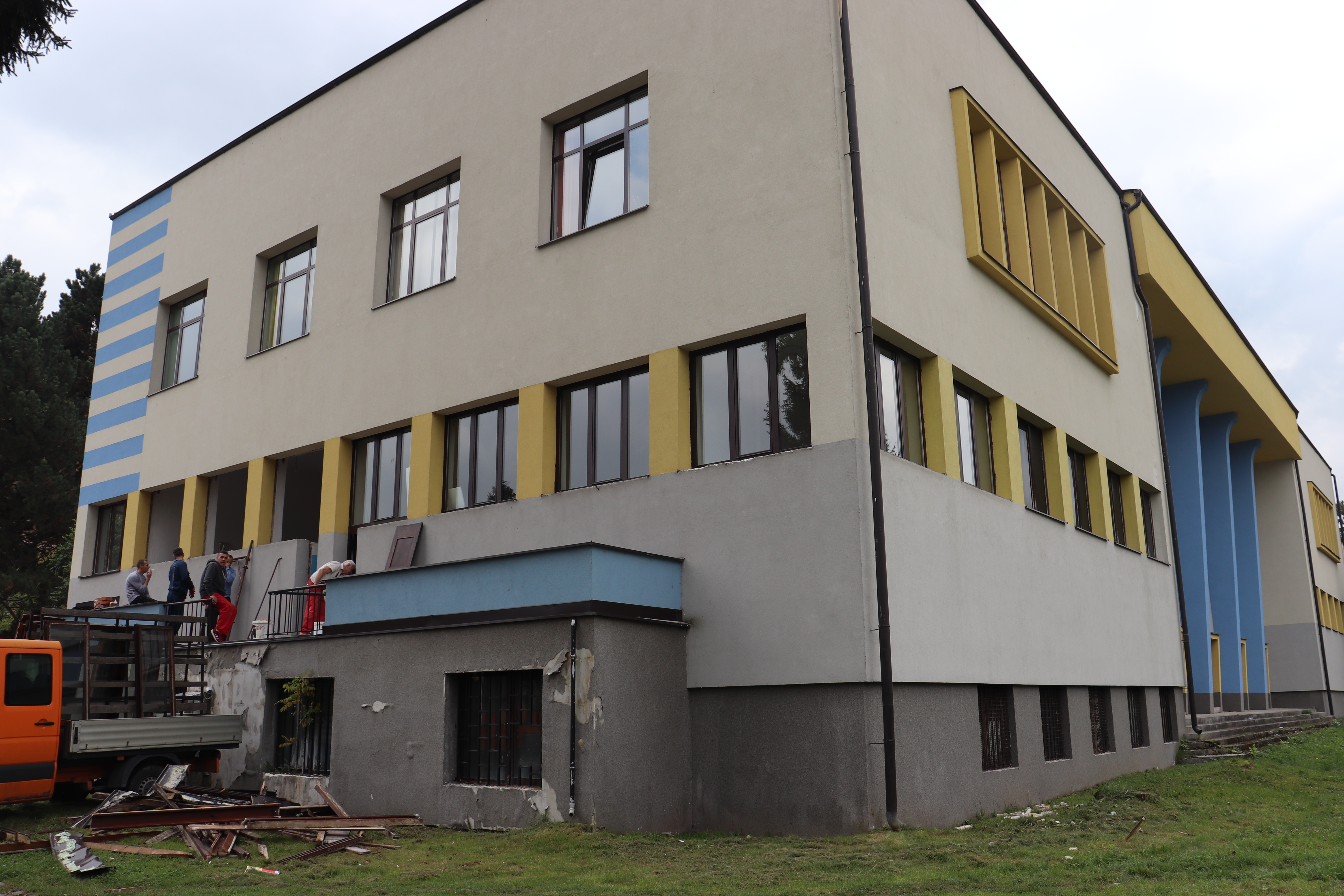 Izvode se radovi na zamjeni vanjske bravarije na zgradi „Doma kulture“ u Novom Travniku