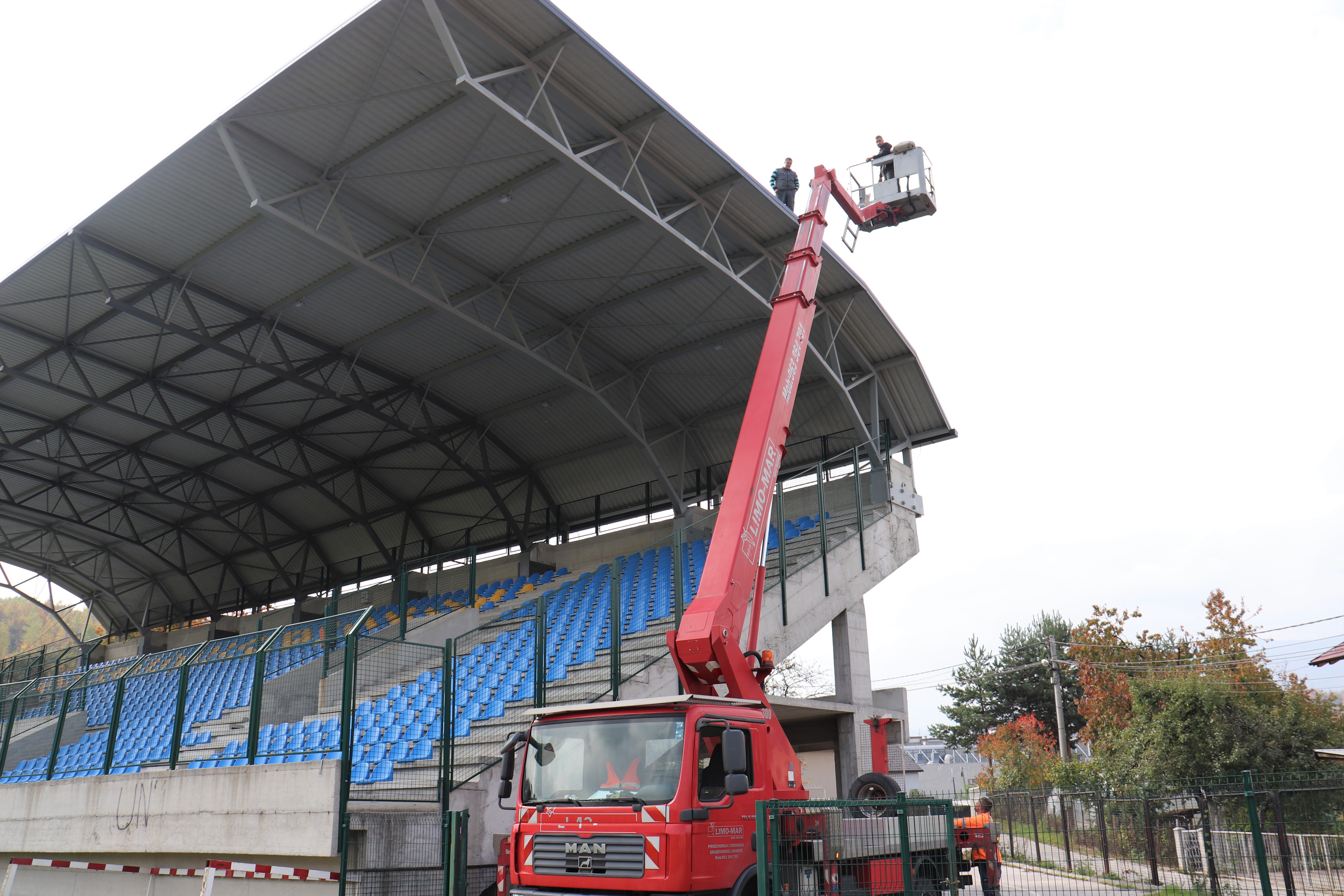 Zamjena oštećenih snjegobrana na nastrešnici tribinama gradskog stadiona