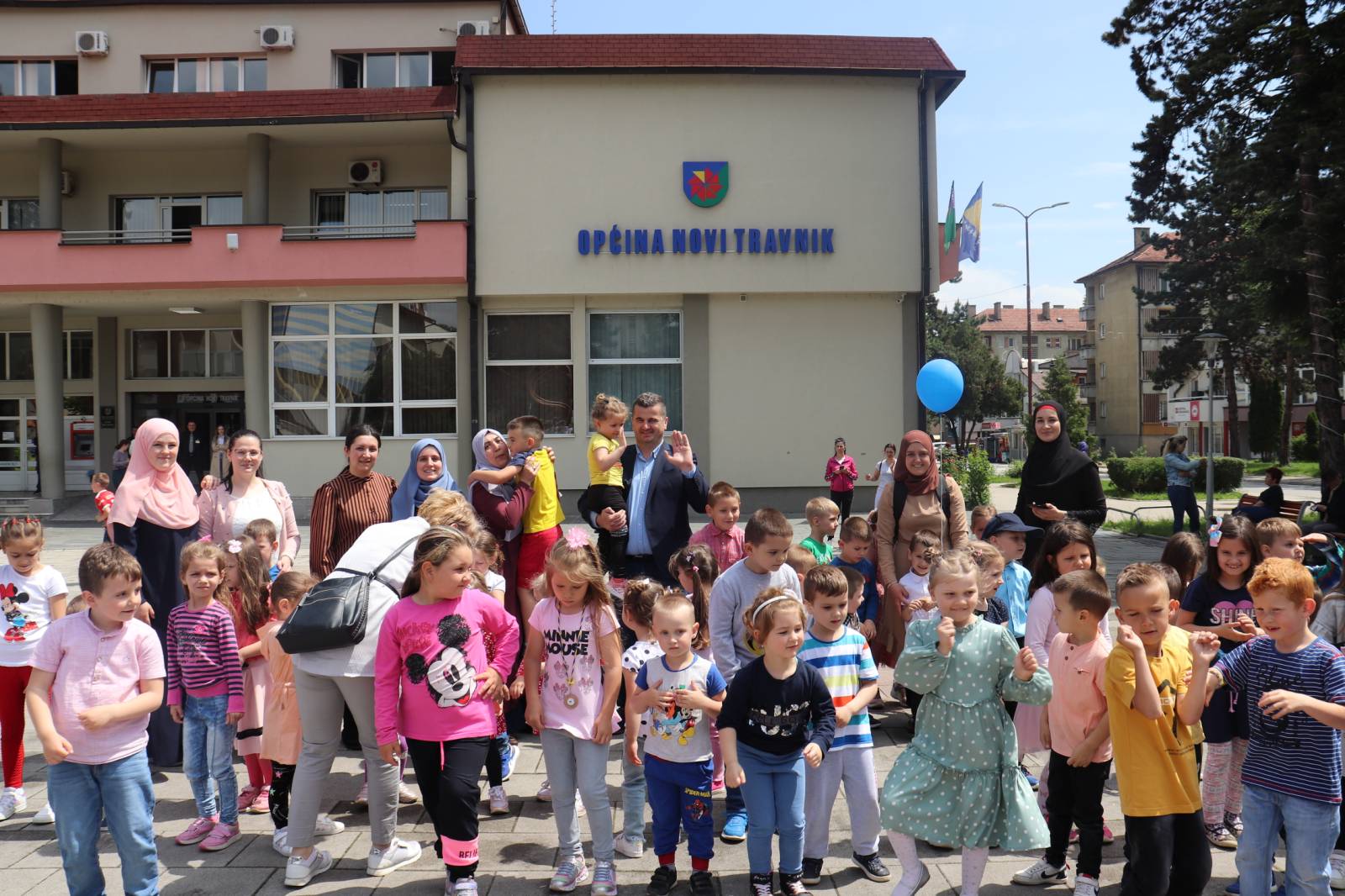 Novotravnički mališani čestitali načelniku rođendan grada